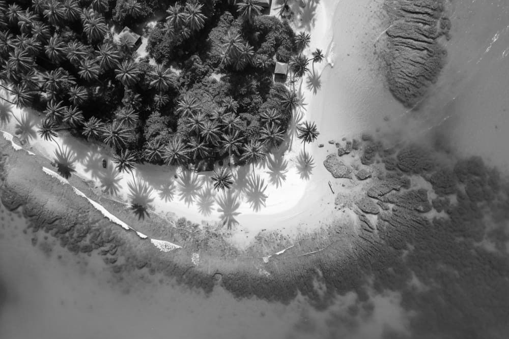 Mar turquesa tropical frente a islas turquesa