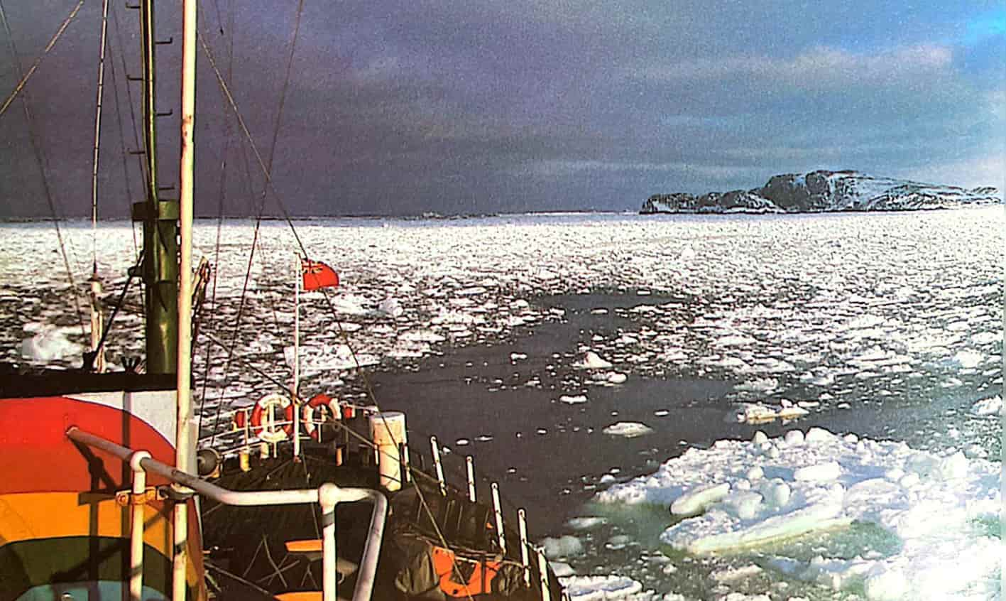 Barco Rainbow Warrior durante una protesta ambiental